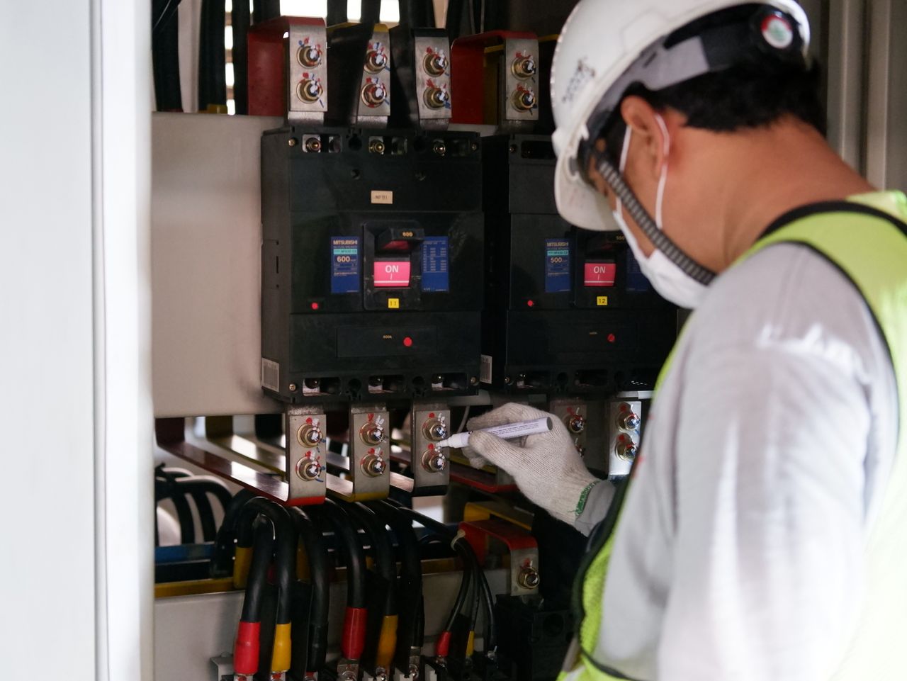 Técnico revisando un tablero eléctrico